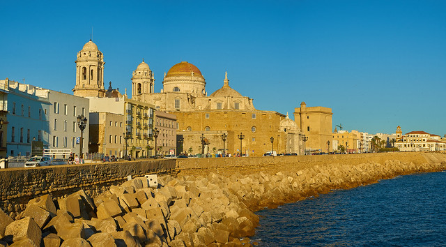 Catedral de Cádiz al mar