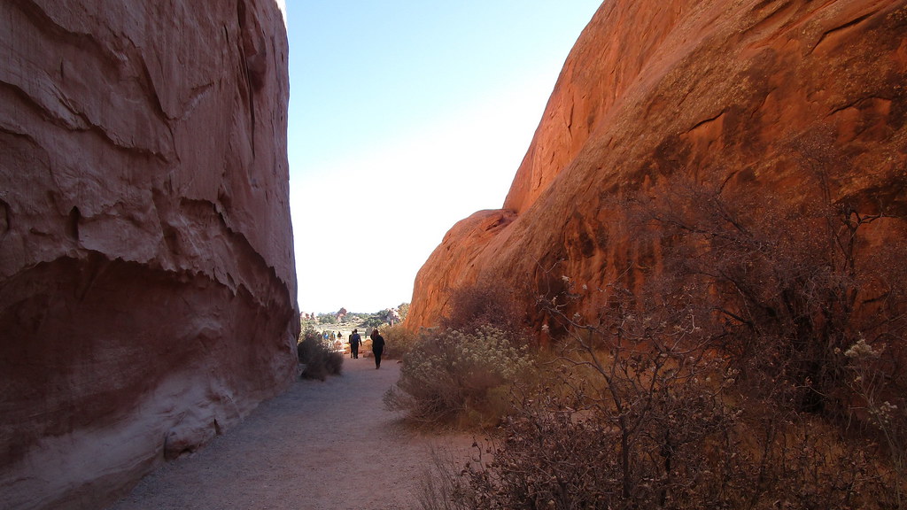 Utah - Arches NP: Devils Garden - on a trail through the Red Rock's