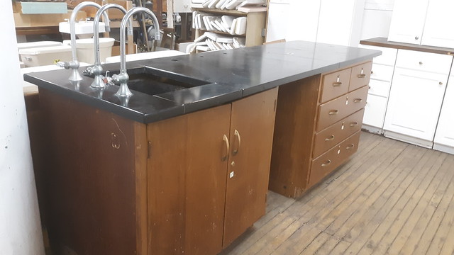 Laboratory Benches - For Sale at Work. Apr 2023