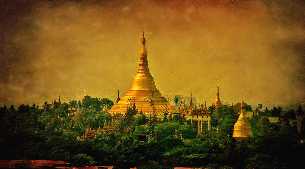 MYANMAR, Burma - Yangon , Blick vom Hochhaus auf die Stadt und die Shwedagon-Pagode am frühen Abend,                      MYANMAR, Burma - Yangon , View of the city and the Shwedagon Pagoda from the skyscraper, early evening, 21550
