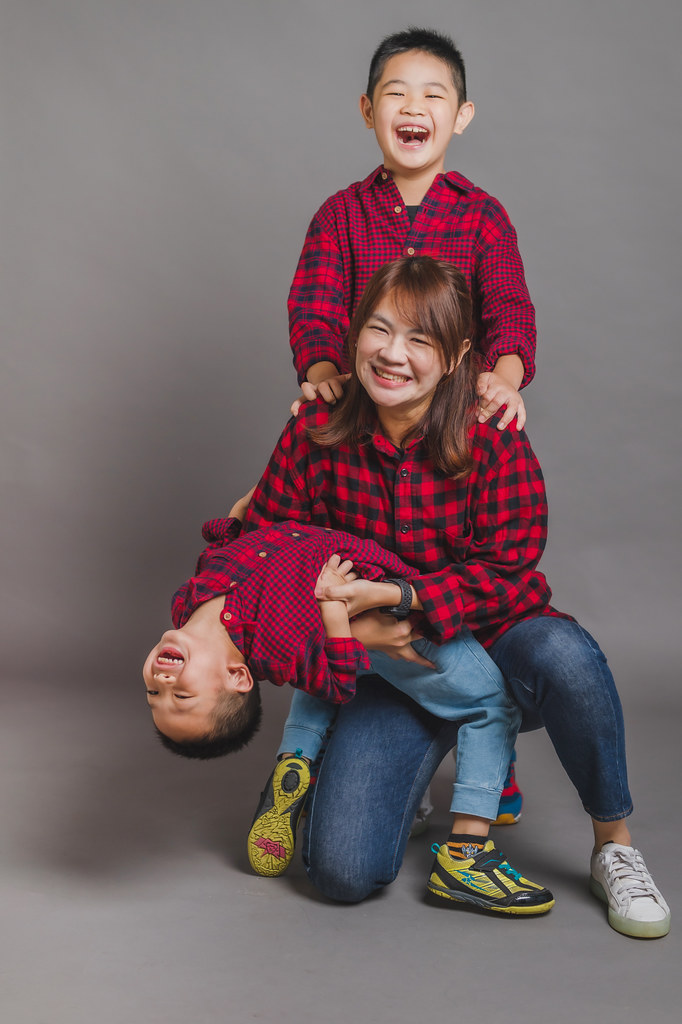 [親子寫真] 胡子函 全家福拍攝@迪司陽光攝影棚-最專業的團隊完成全家福照，拍出有溫度的照片! #兒童寫真
