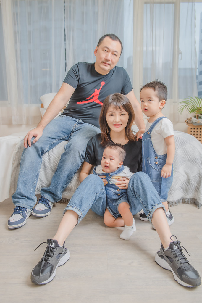 [親子寫真] 彭小姐 全家福拍攝@迪司陽光攝影棚-最專業的團隊完成全家福照，拍出有溫度的照片! #兒童寫真