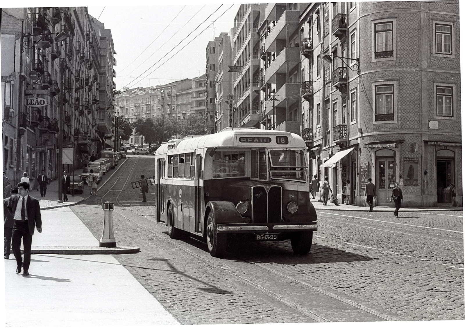 Autocarro 18, Pr. do Chile, 1970 (J. Scragg, in «Livro das Fuças»)