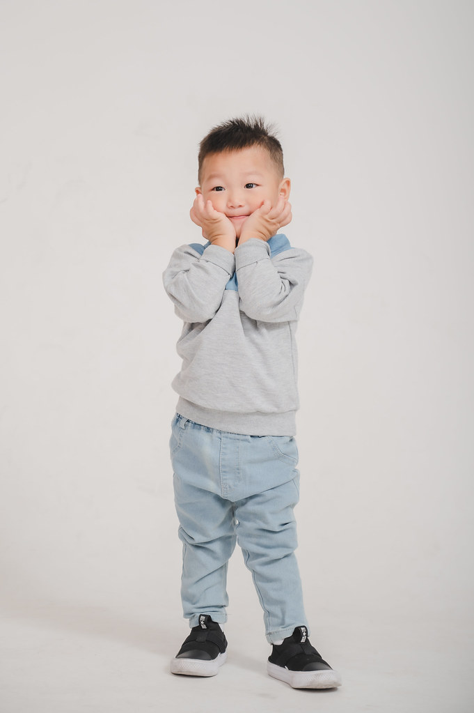 [親子寫真] 李依庭  全家福拍攝@迪司陽光攝影棚-最專業的團隊完成全家福照，拍出有溫度的照片! #兒童寫真