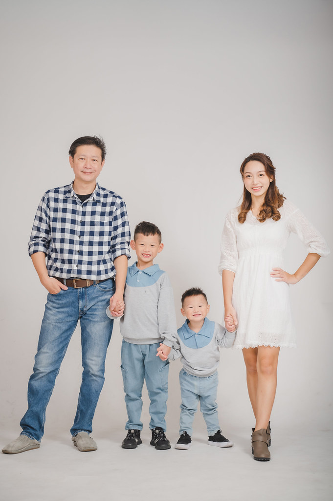[親子寫真] 李依庭  全家福拍攝@迪司陽光攝影棚-最專業的團隊完成全家福照，拍出有溫度的照片! #