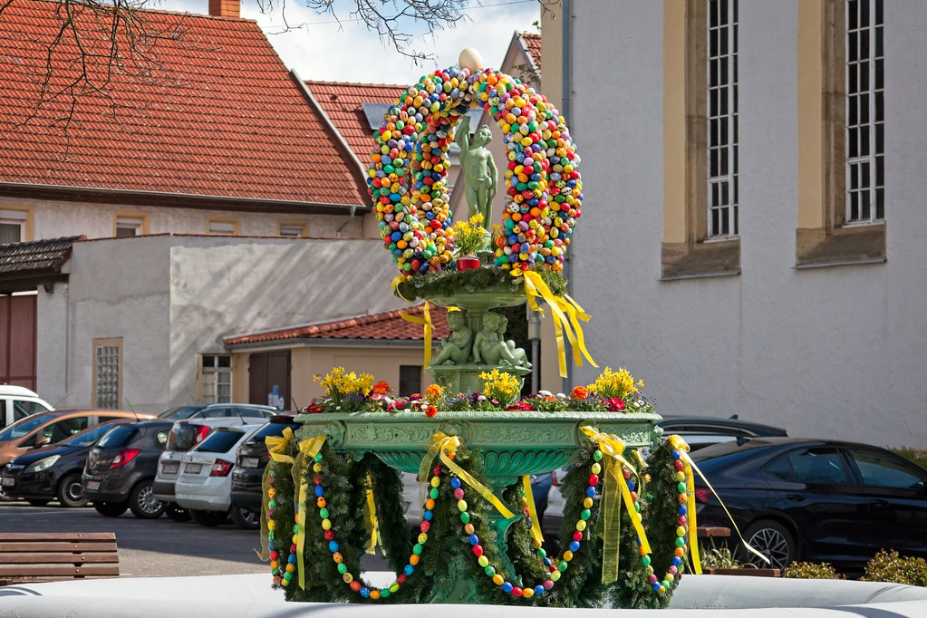 Osterbrunnen auf dem Marktplatz von Schwabenheim an der Selz