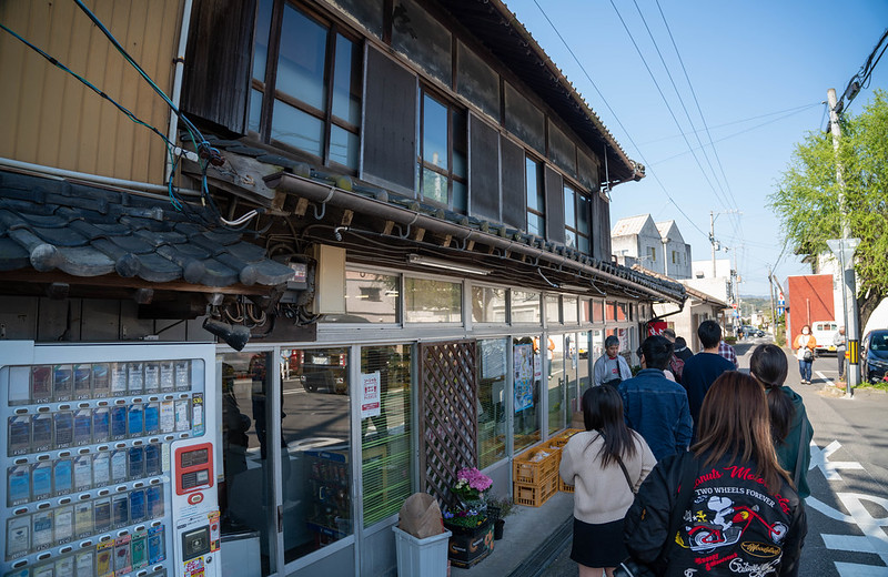 須崎食料品店の行列