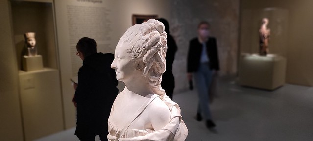 Buste de femme en marbre fin 18ème finement sculpté