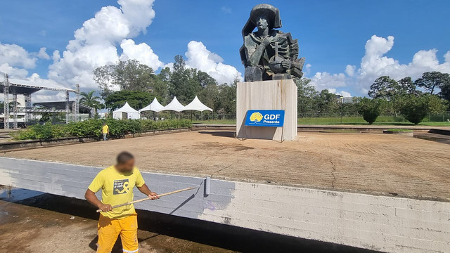 GDF Presente recupera pintura e restaura monumento na Praça Portugal