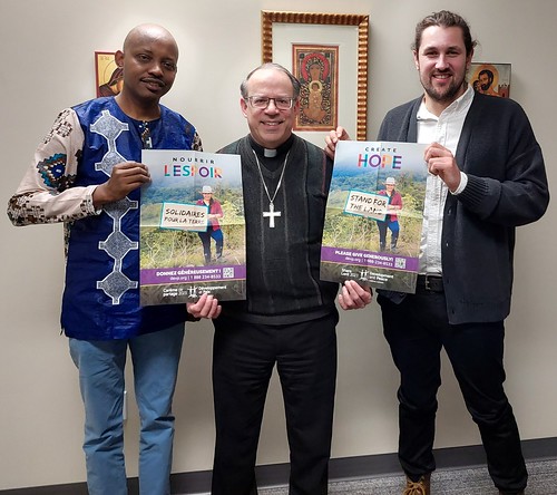 Animateurs Richard Rudashama et Kiegan Irish en compagnie de l'archevêque Marcel Damphousse