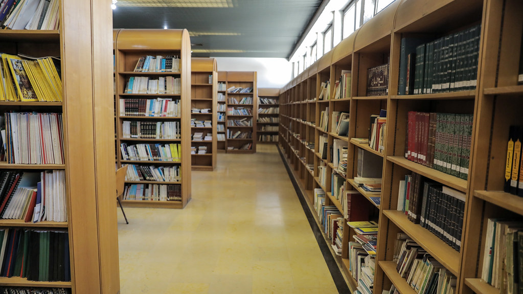 مكتبة ديانا تماري صباغ بمركز رشاد الشوا