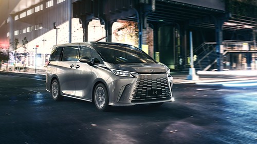 Lexus LM. O novo monovolume eletrificado de luxo 
