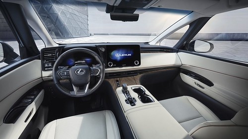 Lexus LM. O novo monovolume eletrificado de luxo 