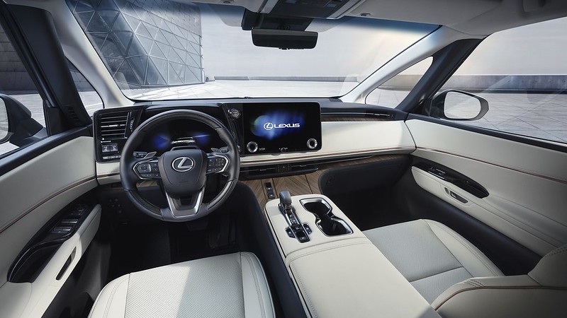 Lexus LM. O novo monovolume eletrificado de luxo 