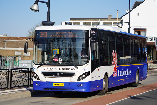 Volvo 8900 Arriva Limburg 7411 met kenteken 83-BHT-7 als lijn 350 naar Maastricht in Vaals busstation 19-04-2023