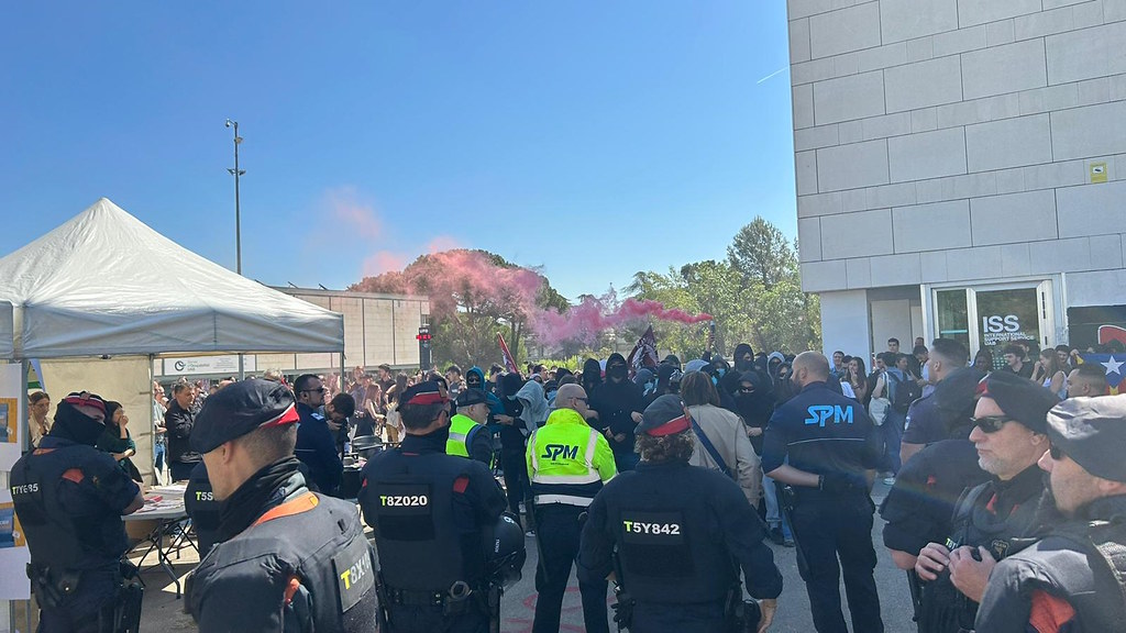 FOTOGRAFÍA. BARCELONA (ESPAÑA), 20.04.2023. Grupos de extrema izquierda separatistas atacan a los jóvenes patriotas catalanes de a S'ha Acabat! (S'!). Ñ Pueblo (1)