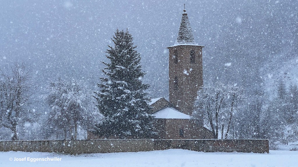 Kirche San Lurench Sils bei Schneefall am 20.April 2023/Church of San Lurench Sils during snowfall on April 20, 2023
