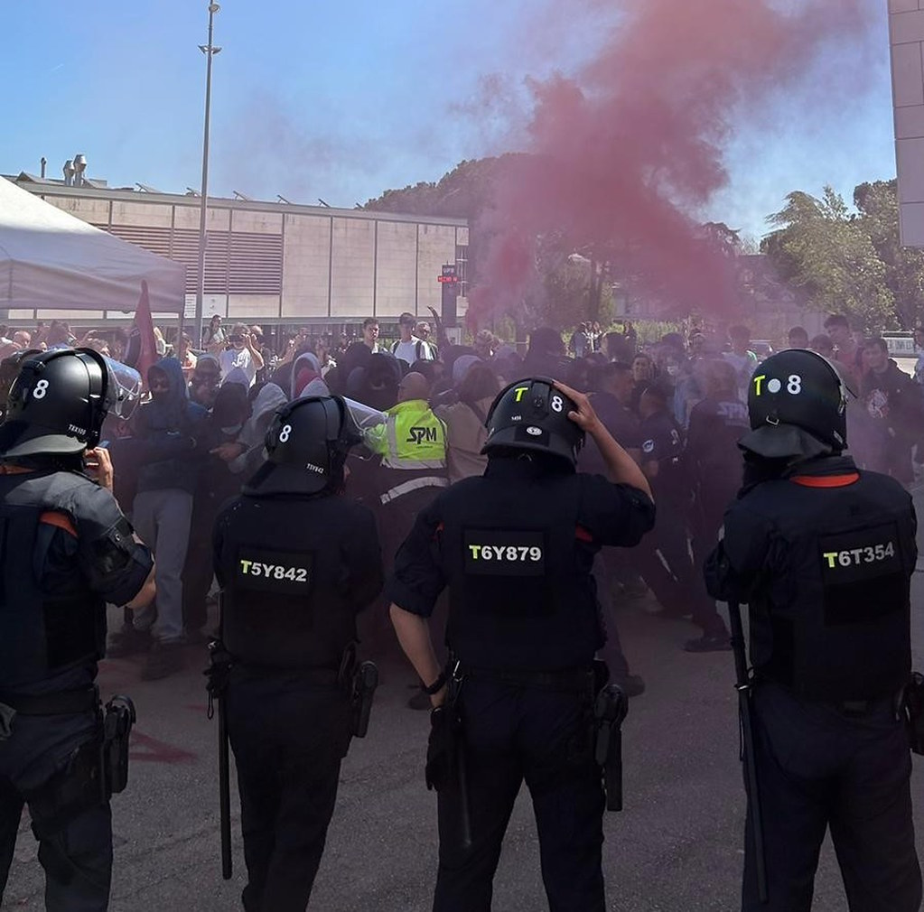 FOTOGRAFÍA. BARCELONA (ESPAÑA), 20.04.2023. Grupos de extrema izquierda separatistas atacan a los jóvenes patriotas catalanes de a S'ha Acabat! (S'!). Ñ Pueblo (3)