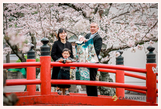 瀬戸市の山口八幡社でお宮参りの出張撮影　満開の桜と赤い橋