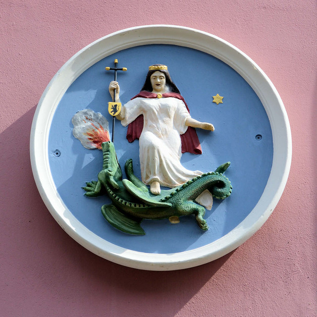 5072 Kahla ist eine Stadt im Saale-Holzland-Kreis im Bundesland Thüringen; Wappen der Stadt - farbiges Relief, heilige Margarete, geflügelter Drachen mit Flamme.