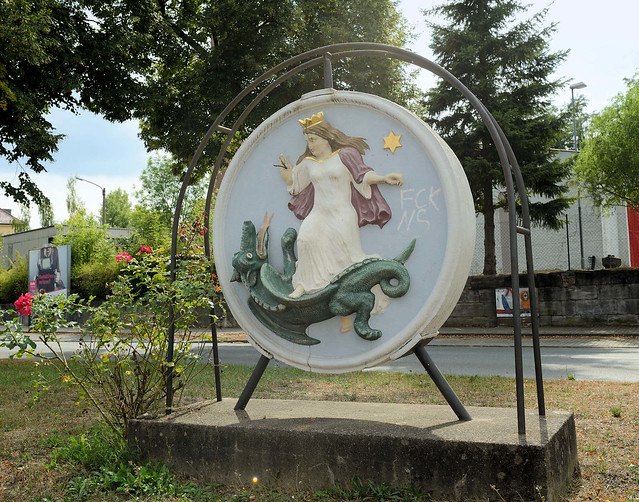 4216 Kahla ist eine Stadt im Saale-Holzland-Kreis im Bundesland Thüringen;  Wappen der Stadt - farbiges Relief, heilige Margarete, geflügelter Drache.