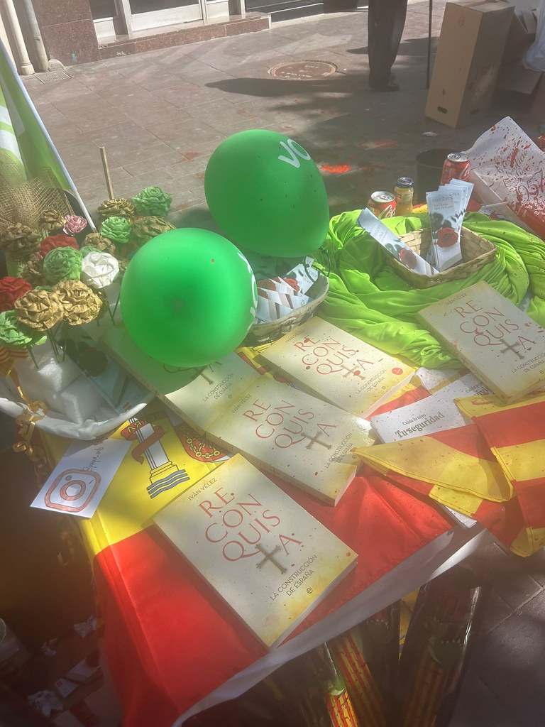 FOTOGRAFÍA. MONCADA Y REIXACH (BARCELONA) ESPAÑA, 23.04.2023. Separatismo y de la ultraizquierda atacan la carpa informativa de VOX para Diada de Sant Jordi en Moncada y Reixach. Ñ Pueblo (8)