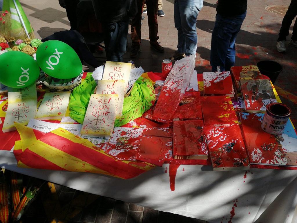 FOTOGRAFÍA. MONCADA Y REIXACH (BARCELONA) ESPAÑA, 23.04.2023. Separatismo y de la ultraizquierda atacan la carpa informativa de VOX para Diada de Sant Jordi en Moncada y Reixach. Ñ Pueblo (3)