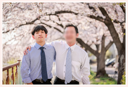 大学入学記念のロケーション撮影　満開の桜をバックに