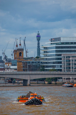 London Bridgr River Traffic