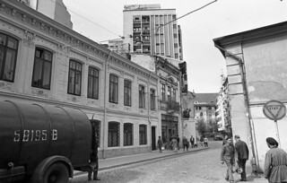 Muzeul Gheorghe Tăttărescu în prim-plan și blocul Belvedere pe fundal (in 1964)