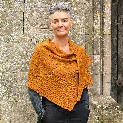 Thé Vesperia Shawl designed by French Canadian designer Émilie Hallet for the Almanac Series II is knit using Acadia.