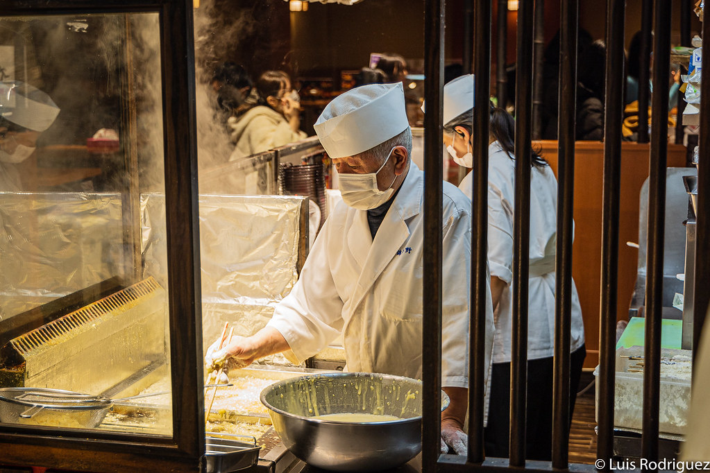 Los cocineros de Nishiki Hirano friendo la tempura