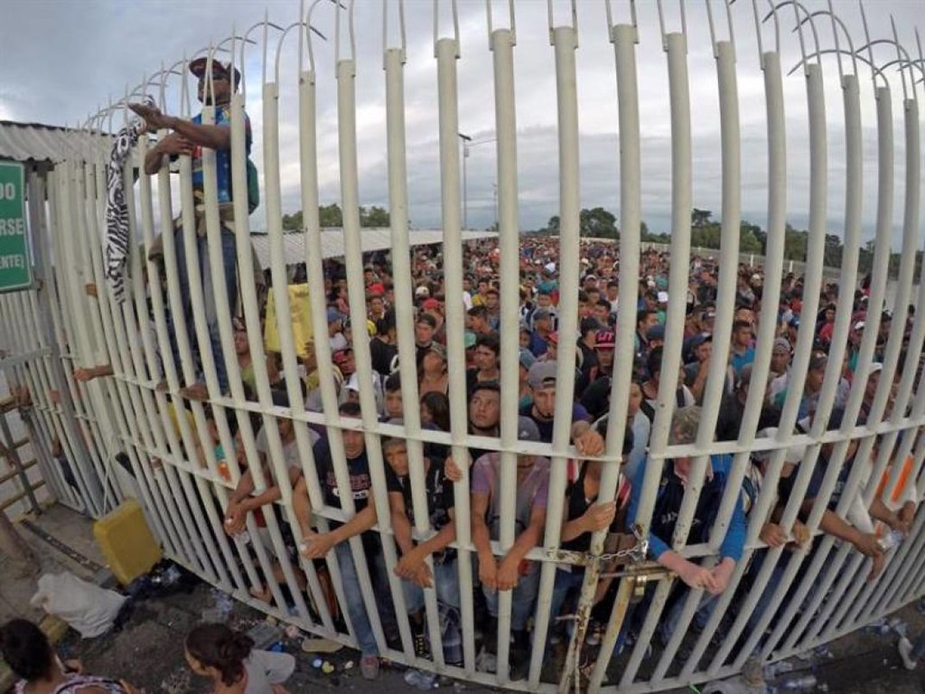FOTOGRAFÍA. CIUDAD HIDALGO (MÉXICO), 19.10.2018. Iigrantes hondureños esperan acceso sobre el puente que atraviesa el río Suchiate después de sobrepasar la valla en la frontera con Guatemala. Ñ Puebloi (2)