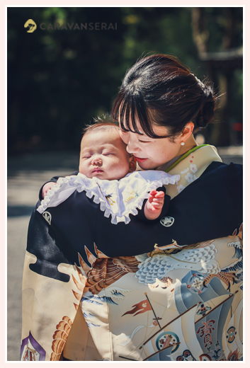 名古屋でお宮参り　眠る赤ちゃんを抱っこするママ