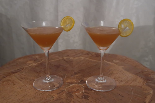 zwei Gläser mit "Sidecar"-Cocktail