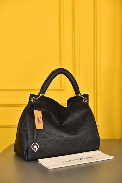 LOUIS VUITTON Artsy MM Bag #womensfashion #louisvuitton #designerbags #handbagscollection