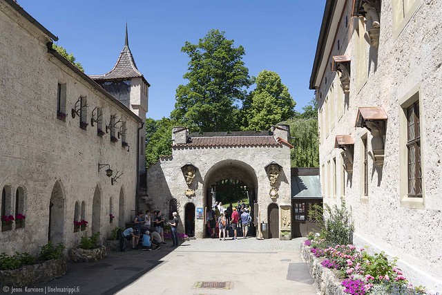 Lichtensteinin linnan pihamaata ja turistiryhmä