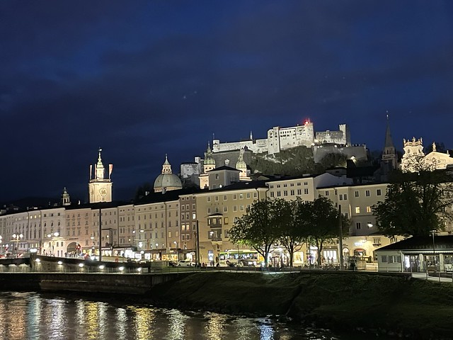 Salzburgs Altstadt in der Nacht