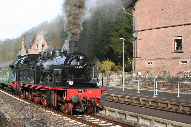 2010-04-02; 0004. Eisenbahn-Tradition, Lengerich 78 468 met trein 37893 (Trier-Gerolstein). Am Kyllufer, Kylburg.  Plandampf 175 jaar spoorwegen in Duitsland.