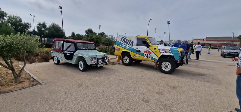 Mehari de Suburense d'Automòbil y el Patrol Fanta Limón Classic Dakar