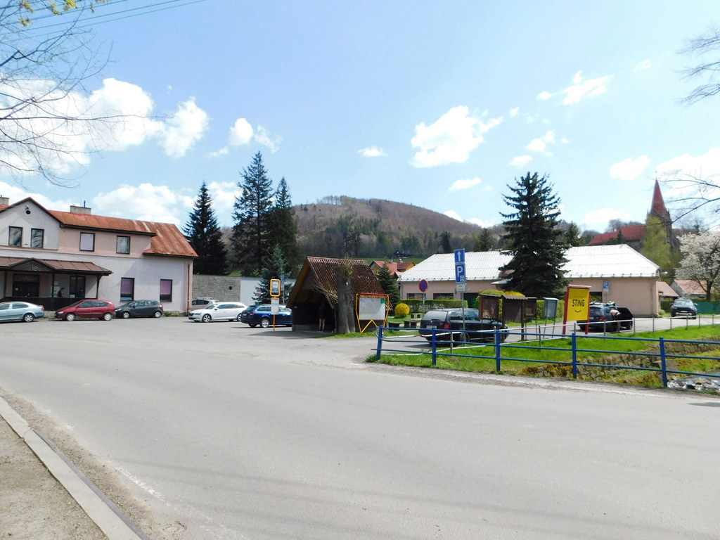 Náves v Komorní Lhotce a vrch Godula (23.4. 2023)