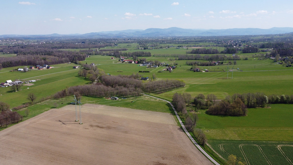 Rozhraní Komorní Lhotky a Hnojníka, cesta podél Černého potoka a vzadu Slezské Beskydy (23.4. 2023)