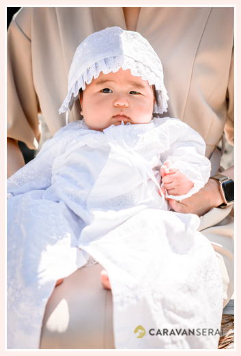 お宮参り　３か月の女の子赤ちゃん　セレモニードレスを着て