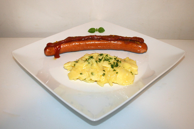 Curried sausage & potato salad - Side view / Currywurst & Kartoffelsalat - Seitenansicht
