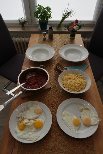 Spaghetti mit Tomatensoße und Spiegeleiern (Tischbild)