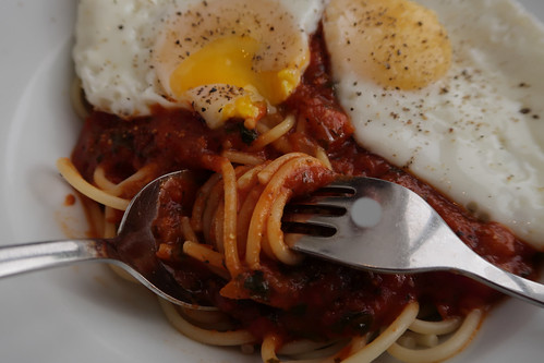 Spaghetti mit Tomatensoße und Spiegeleiern (Bissen)