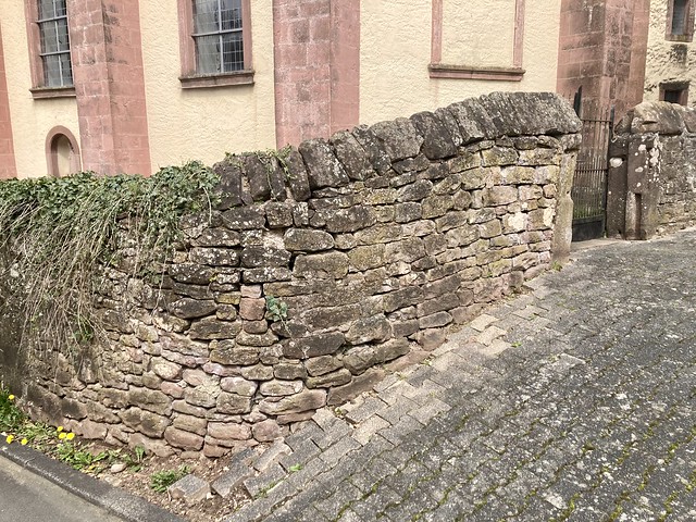 Abgerundete Buntsandsteinmauer