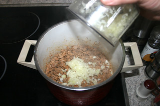 10 - Add diced onion / Gewürfelte Zwiebel hinzufügen