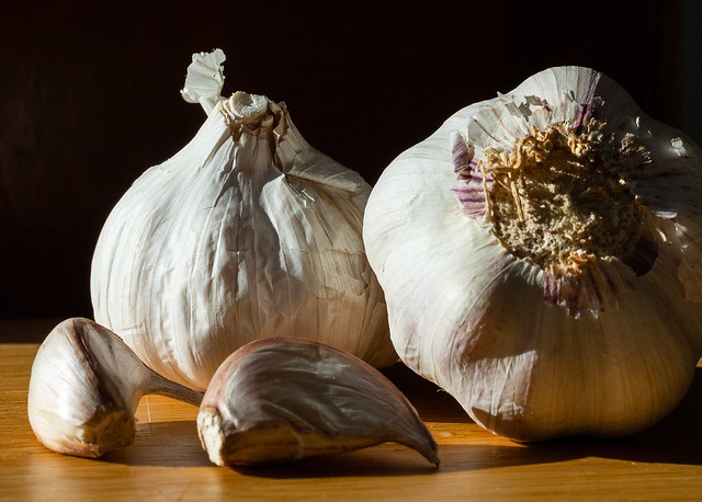 Bodegón con ajos. Garlics still life