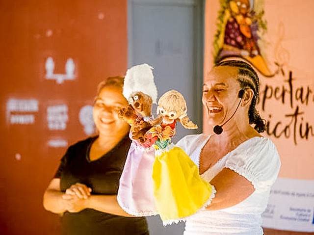 Projeto leva teatro de bonecos para idosos no DF